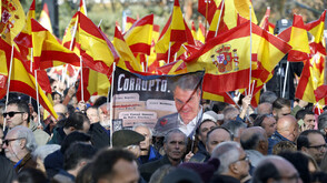 Десетки хиляди на протест в Мадрид срещу правителството на Педро Санчес (ВИДЕО+СНИМКИ)