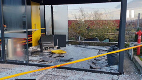 Кола се вряза в заведение във Враца, двама пострадаха (ВИДЕО+СНИМКИ)