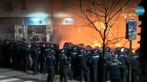 Пламъци и сблъсъци пред централата на "ДПС-Ново начало" и офис на ГЕРБ в центъра на София (ОБНОВЯВА СЕ)