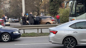 Автомобил се блъсна в стълб на бул. „Цариградско шосе“ в София