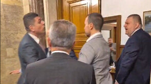 Скандал и физически сблъсък между Мирчев и Пеевски в парламента (ВИДЕО)
