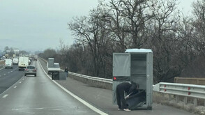 Химически тоалетни паднаха от камион на „Тракия“
