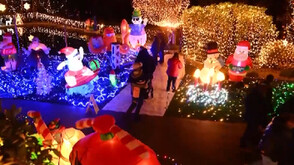 Коледна приказка: Семейство украси дома си с близо милион светлини и над 250 фигури (ВИДЕО)