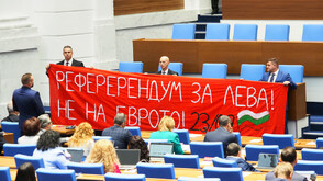 "Възраждане" за плаката с правописна грешка: Артистична провокация, която привлече вниманието на всички