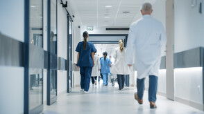 Стипендия или по-високо твърдо възнаграждение: Кое ще задържи младите лекари у нас