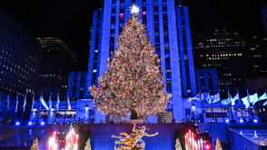 Грейнаха коледните светлини на елхата пред Рокфелер център (ВИДЕО)