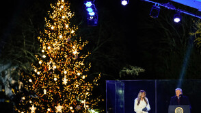 Мелания Тръмп запали светлините на коледното дърво край Белия дом (ВИДЕО)