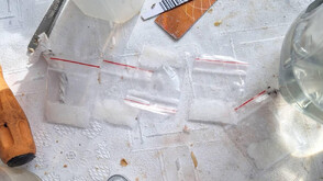 Иззеха опасни химикали и наркотици от дома на криминално проявен в Бургас (СНИМКИ)