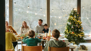 Колко струва Коледа: Живи и изкуствени елхи, модни тенденции и цени за 2025 г.