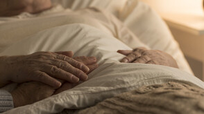 Разследват причините за травми на 74-годишна жена