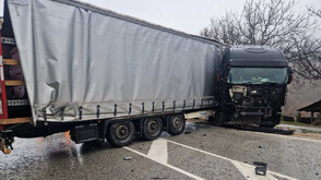 Затвориха Прохода на Републиката заради завъртял се на пътя тир (СНИМКИ)