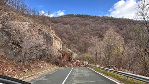 Затвориха прохода Троян-Кърнаре заради свличане на скали