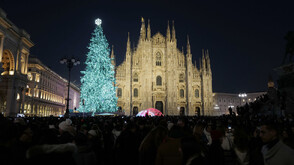 Запалиха светлините на коледната елха в Милано