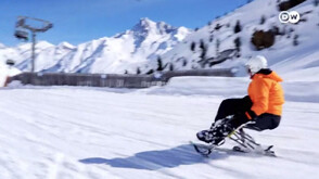 Хора с увреждания използват специално адаптирани ски в Алпите (ВИДЕО)