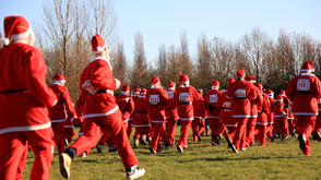 Стотици, облечени като Дядо Коледа, бягаха в Германия