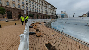 Обезопасяват изкъртените на масовия протест плочки на Ларгото (СНИМКИ)