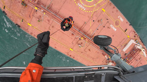 Зрелищни кадри от спасителната акция на танкера „Кайрос”