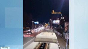 Мъж публикува кадри как се вози на покрива на автобус в София