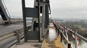 Монтирани са парапетът и стълбовете за осветление в ремонтирания участък от Дунав мост при Русе