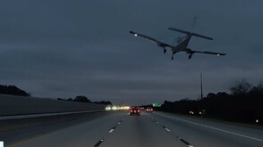 Самолет се разби на магистрала във Флорида