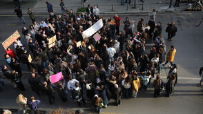 Студенти от НАТФИЗ се събират на антиправителствен протест