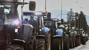 Гръцките фермери удължават блокадите по пътищата