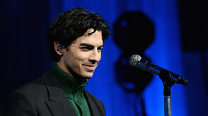 Заснеха Джо Джонас да се бори с успоредно паркиране в продължение на 7 минути