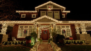 Хиляди лампички и елхи: Най-пищните коледни къщи в света (ВИДЕО+СНИМКИ)