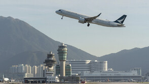 Пътник опитал да отвори вратата на самолет по време на полет от Бостън до Хонконг