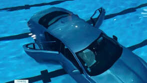 Кола се озова в басейн, след като разби фасадата на плувен комплекс във Франция