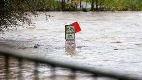 Сериозни наводнения в щата Вашингтон: Семейства се качиха на покривите си, отнесени са мостове и къщи (ВИДЕО+СНИМКИ)