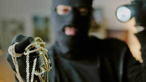 От спокойствие до паника: Как реагира психиката ни след кражба на лични вещи