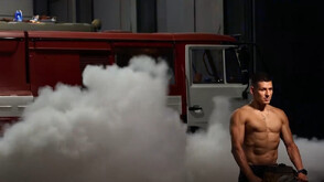 Варненски пожарникари представиха новия си благотворителен календар „Герои в сянка“