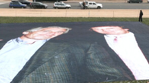 Разпънаха огромна снимка на Тръмп с Епстийн във Вашингтон