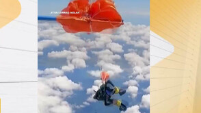 Парашутист увисна на 4500 метра, оплетен в самолет (ВИДЕО)