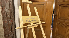 Делян Пеевски направи „Музей на сглобката” в Народното събрание (СНИМКИ)