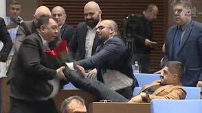 Ритник в корема: Депутати на МЕЧ и "ДПС-Ново начало" се спречкаха в Народното събрание (ВИДЕО)