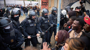 Испанската полиция изгони стотици мигранти от изоставена сграда