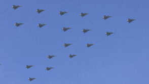 Небесна феерия: Изтребители прелетяха във формация на коледна елха (ВИДЕО)