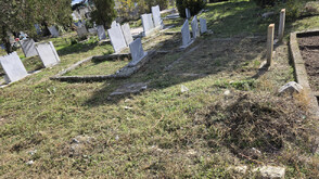 Задържаха мъж за унищожаване на 215 надгробни плочи и урни в София