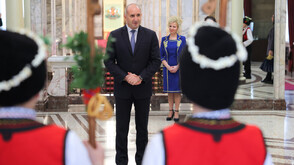 Румен Радев посрещна коледари в сградата на президетството