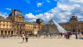 Стачки и обир за 100 млн. долара тласкат Лувъра към историческа криза