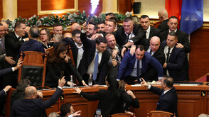 Факли и юмруци белязаха бурно заседание на парламента в Албания (ВИДЕО)