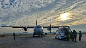 Екипаж от ВВС със самолет "Спартан" транспортира медицински екип в донорска ситуация