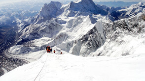 Любители на зимните спортове караха ски с пингвини в Китай