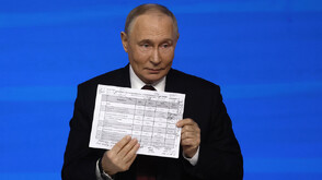 Саркастични съобщения се появиха на голям екран, докато Путин провеждаше годишната си пресконференция