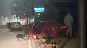 Кола се вряза в автобусна спирка на бул. "Ломско шосе" в София