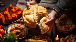 Лев или евро: Каква монета ще сложим в празничната погача