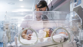 Недоносени бебета: Инициативата "Българската Коледа" в помощ на най-малките пациенти