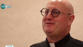 Католически свещеник разпространява посланията си като диджей